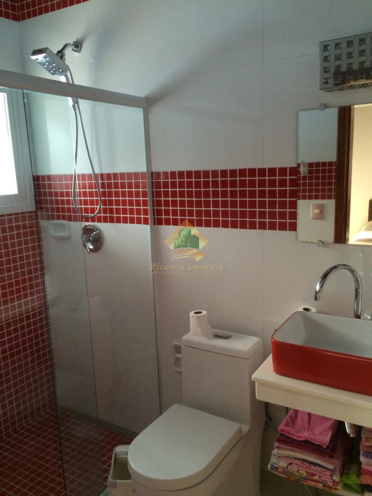 Linda casa em condomínio fechado.