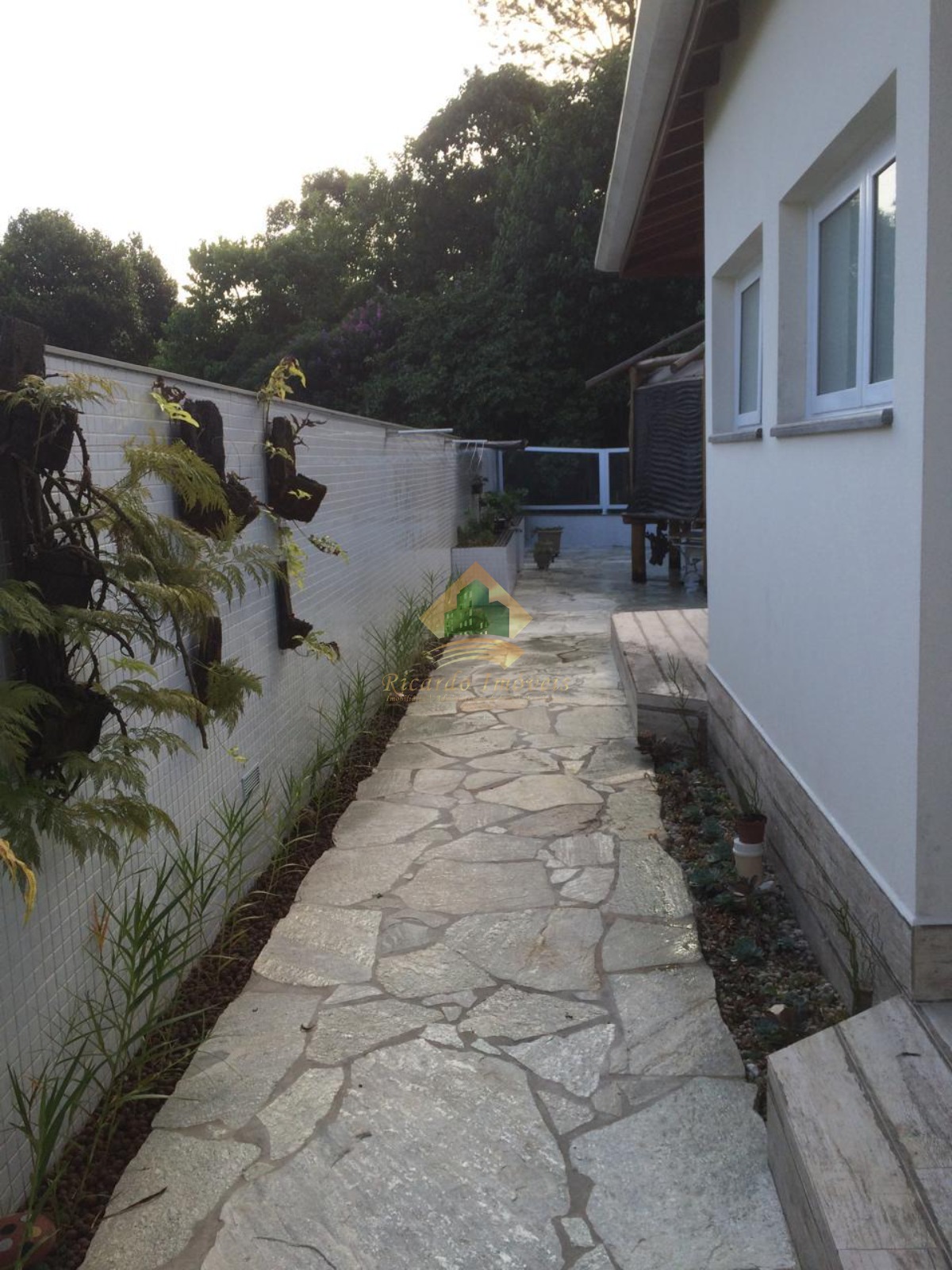Linda casa em condomínio fechado.