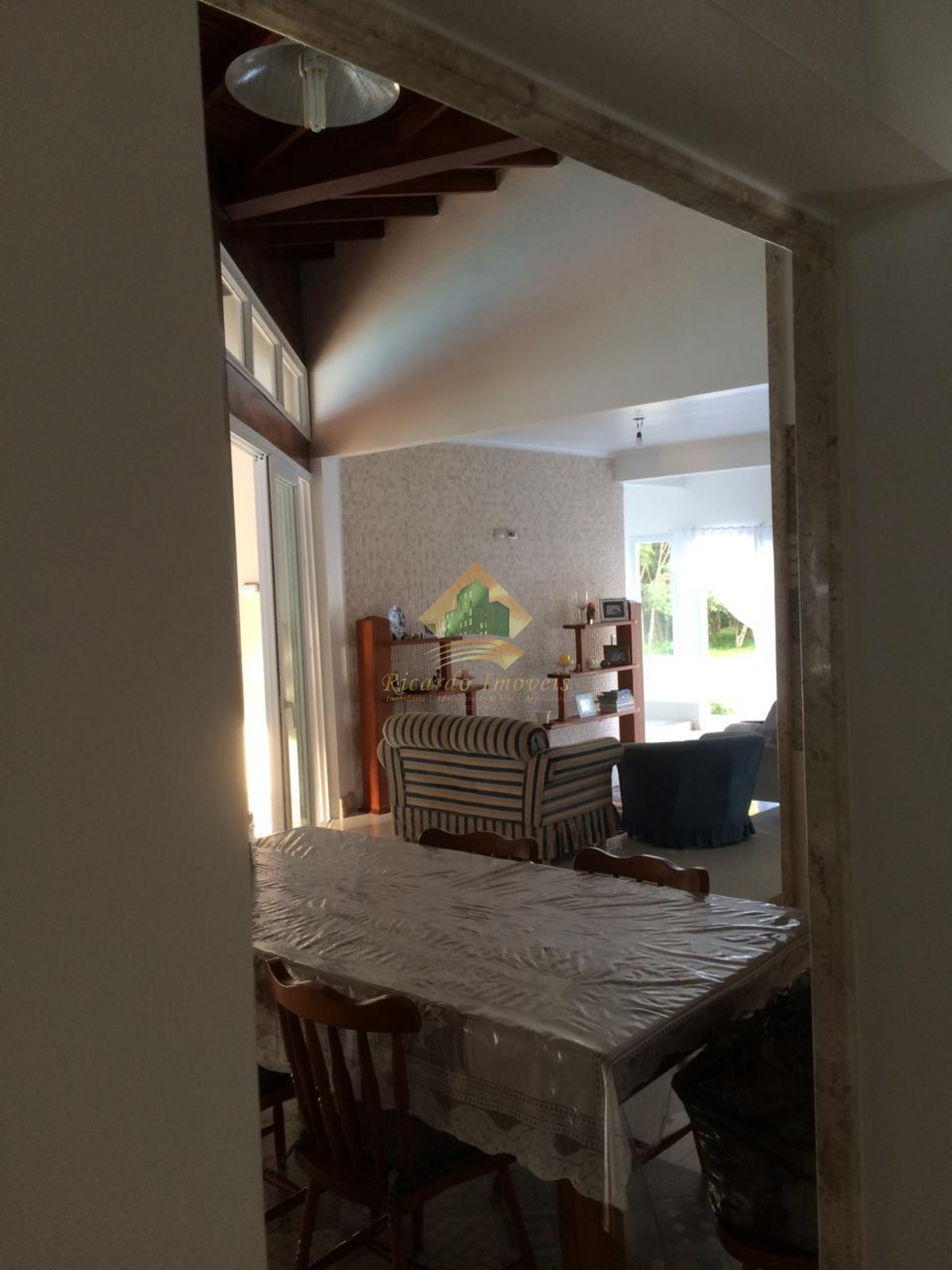 Linda casa em condomínio fechado.