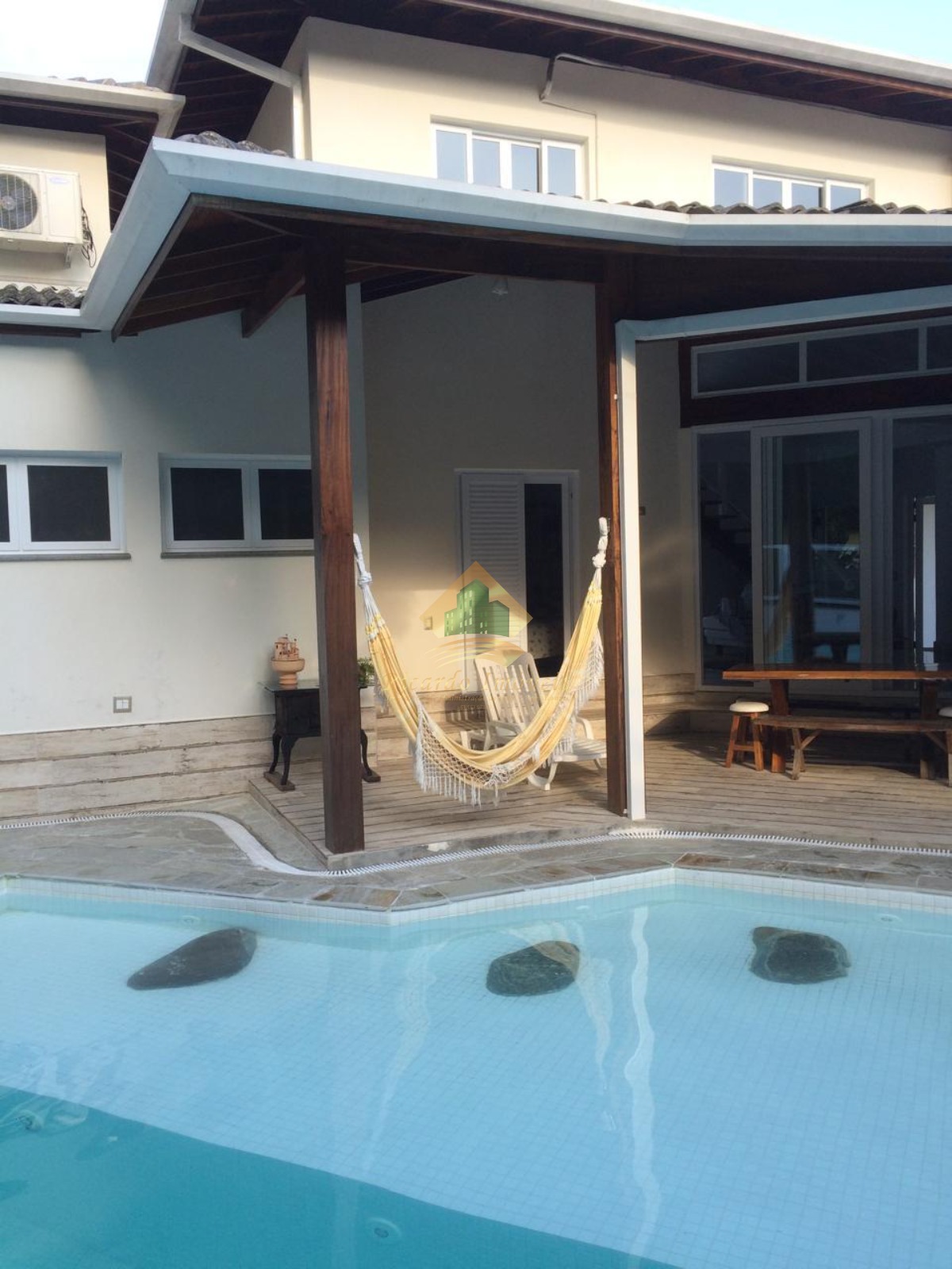 Linda casa em condomínio fechado.