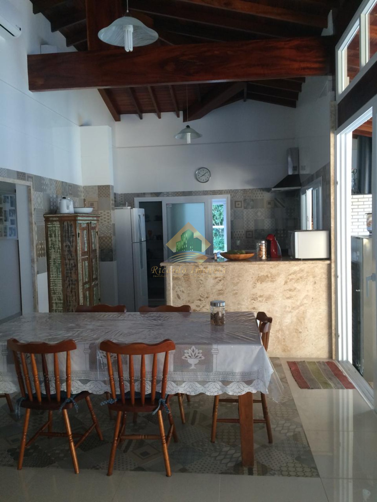 Linda casa em condomínio fechado.