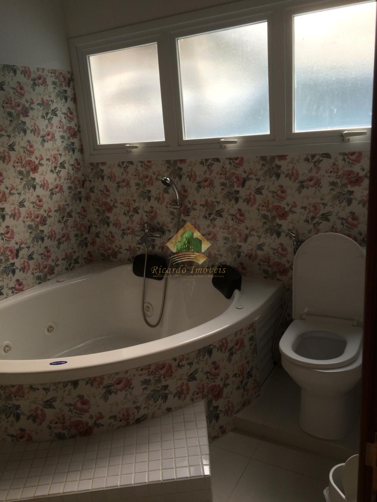 Linda casa em condomínio fechado.