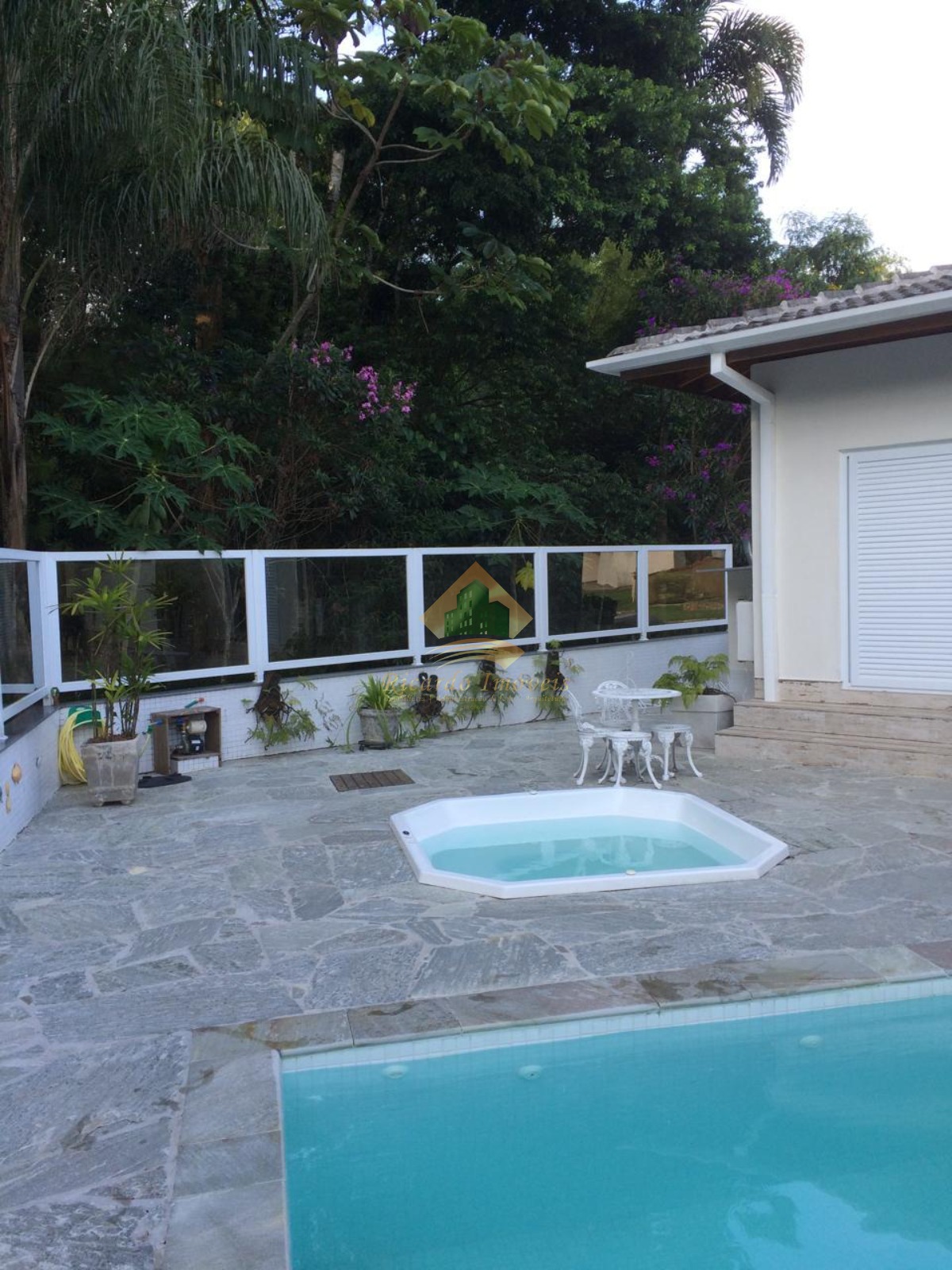 Linda casa em condomínio fechado.
