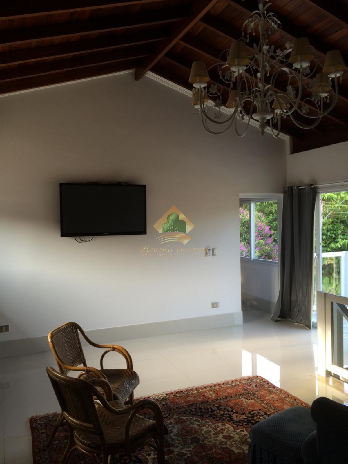 Linda casa em condomínio fechado.