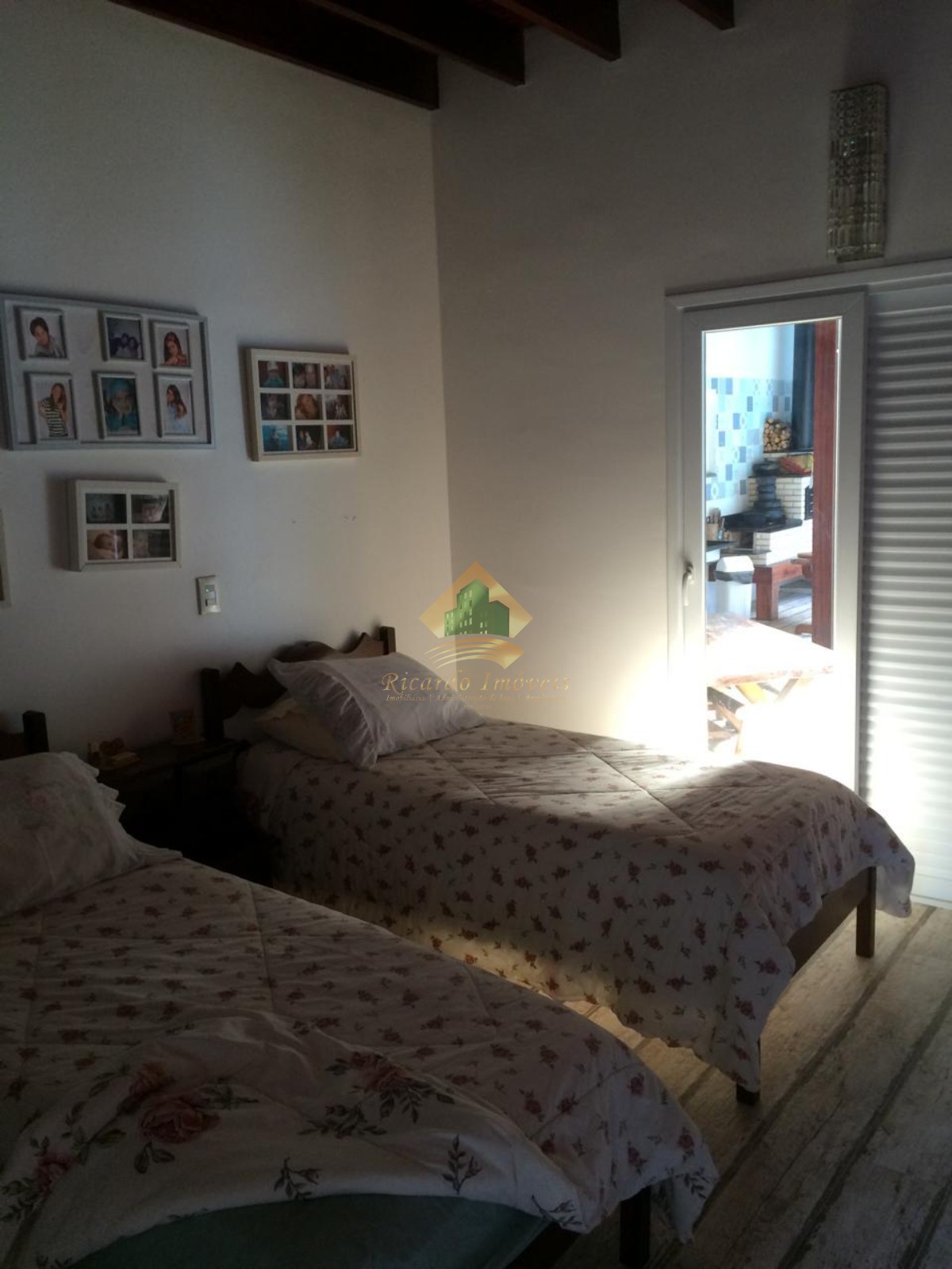 Linda casa em condomínio fechado.