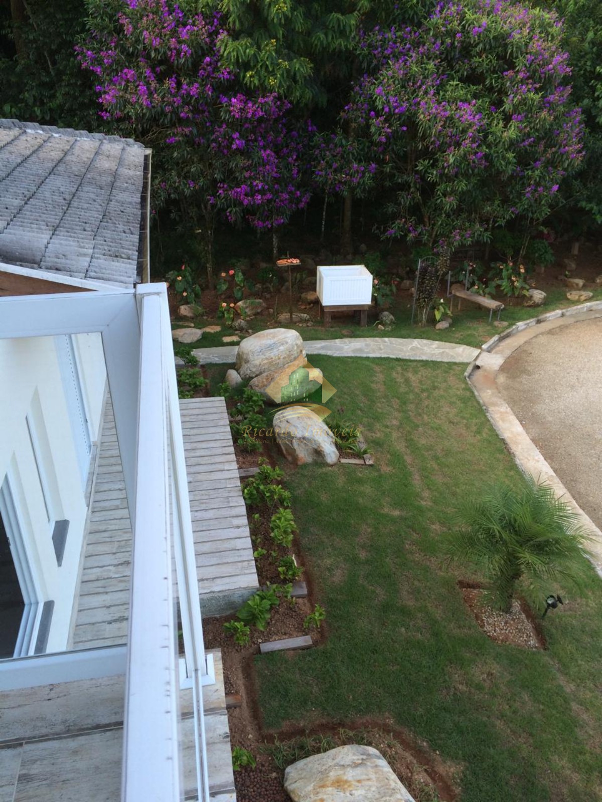 Linda casa em condomínio fechado.