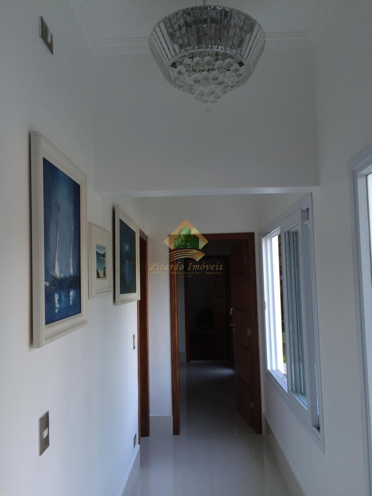 Linda casa em condomínio fechado.