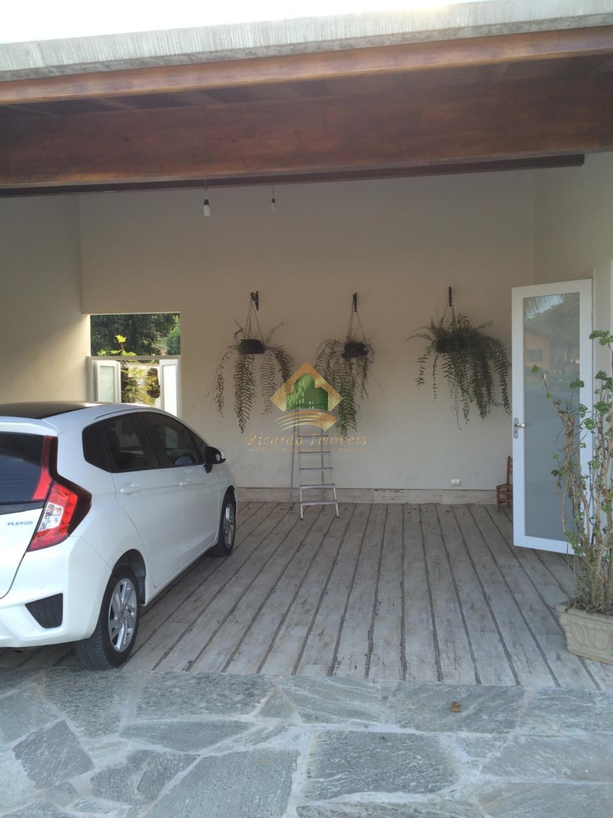 Linda casa em condomínio fechado.