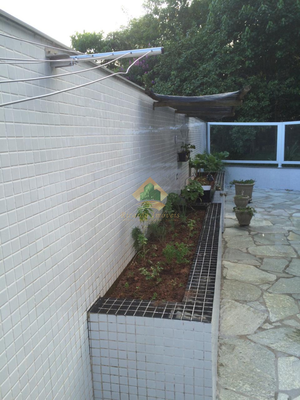 Linda casa em condomínio fechado.