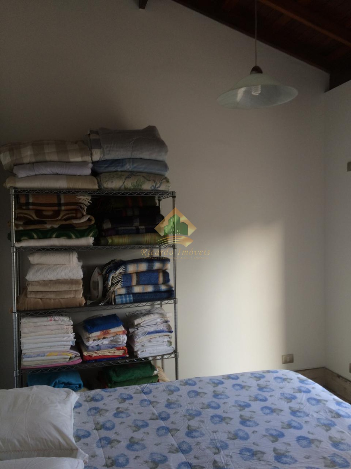Linda casa em condomínio fechado.